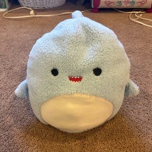 🦈Davie the Fluffy Shark Squishmallow🦈 Like new, with tag but not attached.